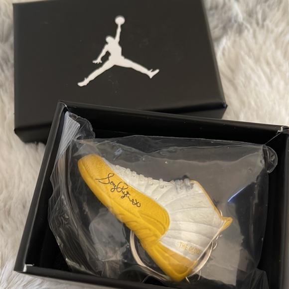 Air Jordan XII Retro “The Glove” Keychain - Picture 9 of 9